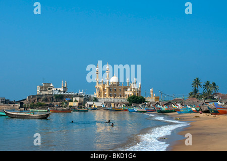 Moschee und Angelboote/Fischerboote auf Vizhinjam Angeln Hafenstrand, Kerala, Indien Stockfoto