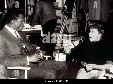 KATHARINE HEPBURN O/S "ERRATEN", WER ZUM ESSEN KOMMT (1967) MIT SIDNEY POITIER KHP 028 Stockfoto