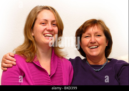 Eine Mutter und ihre Tochter in die Kamera Lächeln. Gewöhnliche Menschen - keine professionellen models Stockfoto