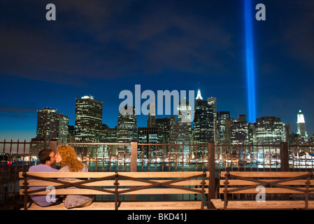 Anzeigen von den Türmen von Licht oder Tribut in Licht am dritten Jahrestag des 11. September Angriffe von Brooklyn Heights Stockfoto