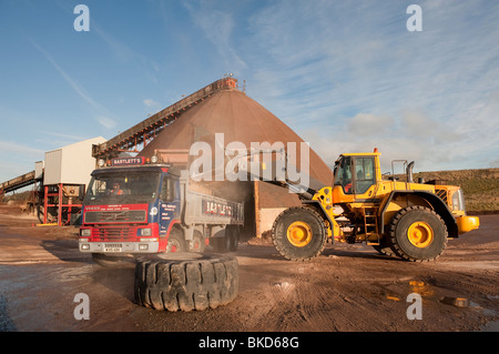 Rock-Streusalz in den LKW bei mir geladen Stockfoto