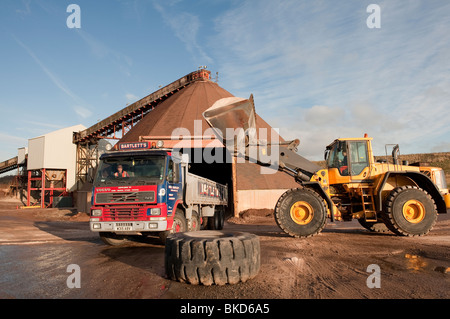 Rock-Streusalz in den LKW bei mir geladen Stockfoto