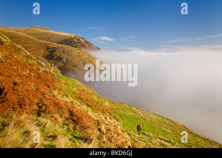 Craig Leith von Alva, Klettern, über dem Nebel Stockfoto