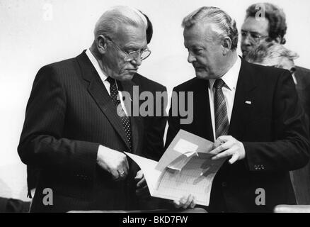 Streibl, Max, 6.1.1932 - 11.12.1998, deutscher Politiker (CSU), Ministerpräsident von Bayern 19.10.1988 - 27.5.1993, mit Präsident des Bayerischen Landtags Franz Heubl, Maximilian, München, 1988, Stockfoto