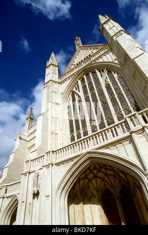 UK England, Hampshire, Winchester Cathedral Front gegen blauen Himmel Stockfoto