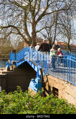 Die blaue Brücke über den Fluss Foss York Yorkshire UK Stockfoto