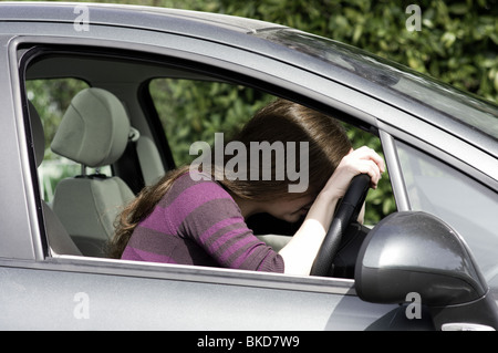 Junge Frau im Auto frustriert und angespannt Stockfoto