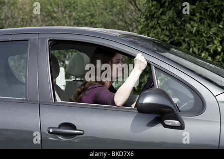 Junge Frau im Auto frustriert und angespannt Stockfoto