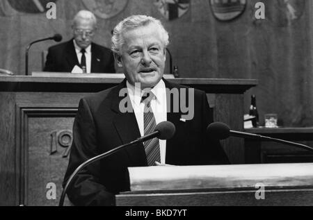 Streibl, Max, 6.1.1932 - 11.12.1998, deutscher Politiker (CSU), Ministerpräsident von Bayern 19.10.1988 - 27.5.1993, Rede im Bayerischen Landtag, im Münchner Maximilian, ca. 1990, Stockfoto