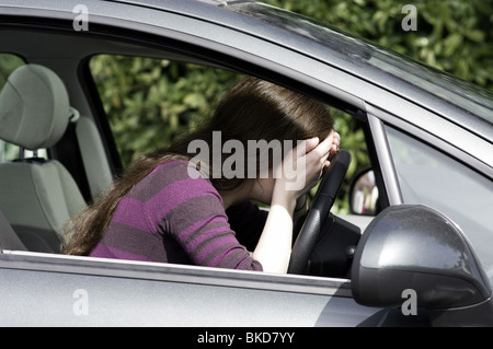 Junge Frau im Auto frustriert und angespannt Stockfoto