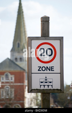 Straßenschild zeigt eine Geschwindigkeitsbegrenzung von 20 km/h in der Stadt von Market Harborough, England Stockfoto