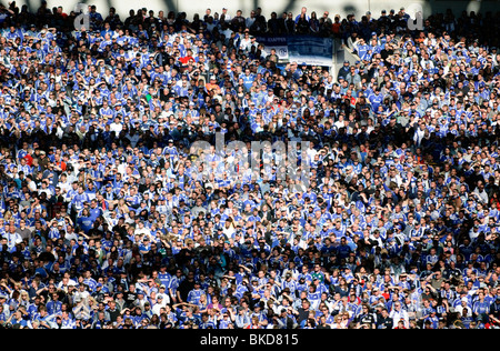 Fußball-Fans drängen sich die Stände in der Schalke Arena, der Heimat des deutschen Fußballvereins FC Schalke 04 Stockfoto