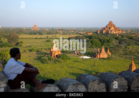 Birmanischen Menschen betrachten die Aussicht von der Spitze eines Tempels. Auf der rechten Seite Hintergrund der Dhammayangyi Tempel. Bagan. Myanmar Stockfoto