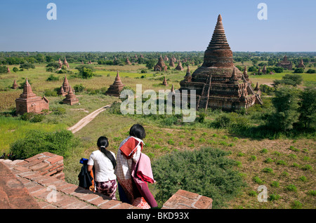 Birmanischen Frauen an der Spitze eines Tempels. Buledi Gruppe Tempel. Bagan. Myanmar Stockfoto