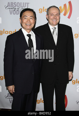 GEORGE TAKEI BRAD ALTMAN 21ST ANNUAL GLAAD MEDIA AWARDS CENTURY CITY LOS ANGELES CA 17. April 2010 Stockfoto