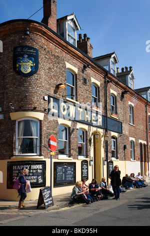 Menschen sitzen vor einem Pub auf Kings königlichen York Yorkshire UK Stockfoto