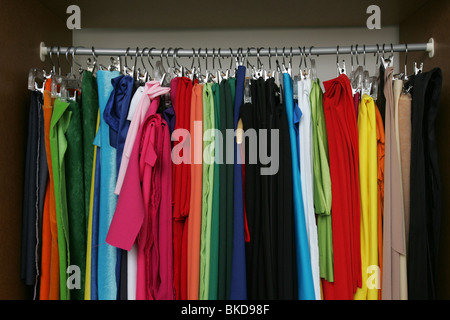 Bunte Klamotten lagern Rack. Stockfoto