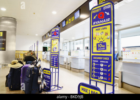 Leere Ryanair check-in Schalter am Flughafen Gran Canaria während Vulkanasche Stornierungen. Stockfoto