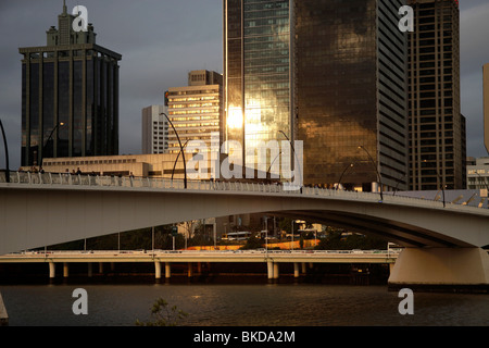 Abendlicht am Victoria Bridge und Wolkenkratzer in Brisbane, Queensland, Australien Stockfoto