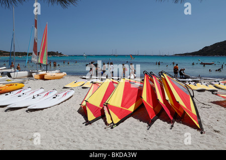 Am Strand von Korsika Surfbretter Santa Giulia Stockfoto