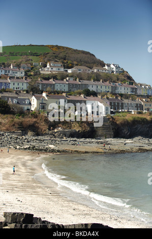 Reihen von Häusern über New Quay Strand, ein kleines Dorf Stadt Cardigan Bay, einmal die Heimat von Dylan Thomas, Ceredigion, Wales UK Stockfoto