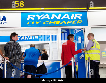Passagiere bei Ryanair in Gran Canaria Arport während "Vulkanasche" Stornierungen... Stockfoto