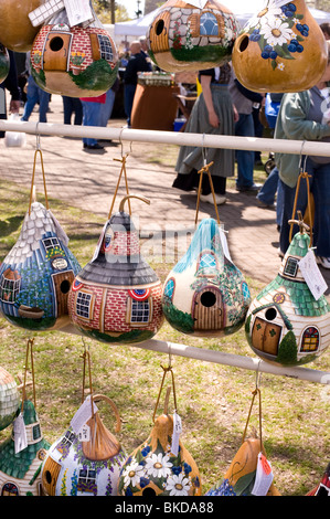 Hand-bemalten Kürbis gemacht Vogel zum Verkauf in Häuser einer Zeit Tulpenfest in Holland, Michigan, USA Stockfoto