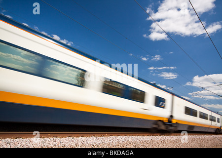 Eurostar-Zug Wagen beschleunigt durch Kent Stockfoto