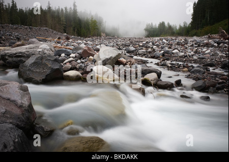 Felsigen Trümmern Becken der Nisqually Fluss fließt vom Gletscher schmelzen von Mount Rainier, Washington Stockfoto