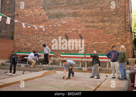 Ball spielen Boccia in Little Italy, Baltimore, Maryland Stockfoto