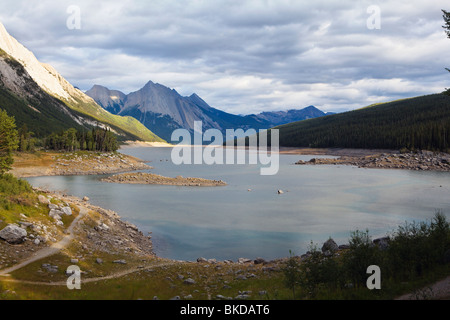 Niedrigwasser in Medicine Lake, Jasper Nationalpark, Alberta, Kanada Stockfoto