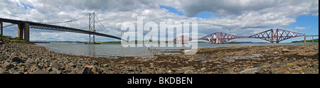 Panoramic her Straßen- und Eisenbahnbrücken Forth aus South Queensferry erschossen Stockfoto