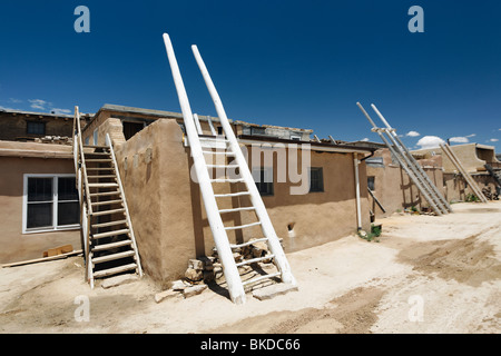 Traditionellen Lehmhäuser und Leitern in Acoma Pueblo in New Mexico Stockfoto