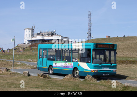 Servicebus nach Llandudno auf den Great Orme mit Gipfel im Hintergrund komplexe. Stockfoto