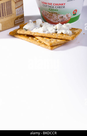 Hoher Ballaststoffgehalt Cracker und fettarmer Cottage Käse. Stockfoto