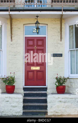 Rote Türnummer 21 mit Oberlicht des historischen Gebäudes mit Schritten und Blumentöpfe in Penarth Vale von Glamorgan South Wales UK Stockfoto