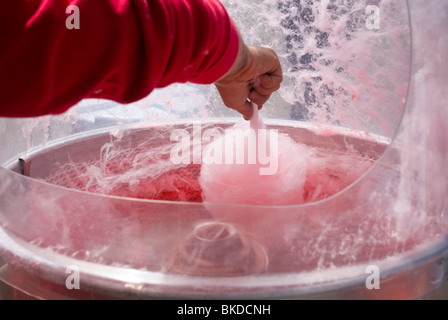 Ein Lieferant stellt eine Bestellung von Zuckerwatte an einer Straßenecke auf Sonntag, 18. April 2010 Messe in New York. (© Richard B. Levine) Stockfoto