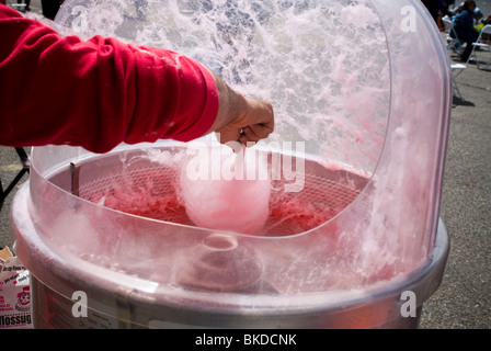 Ein Lieferant stellt eine Bestellung von Zuckerwatte an einer Straßenecke auf Sonntag, 18. April 2010 Messe in New York. (© Richard B. Levine) Stockfoto