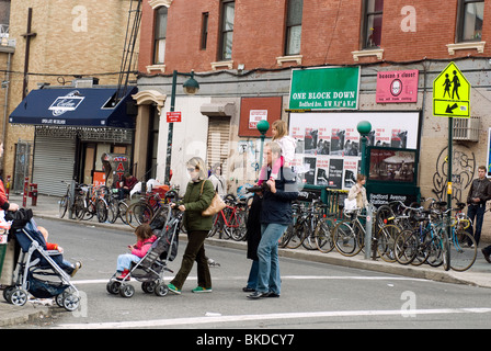 Tätigkeit an der belebten Kreuzung von Bedford Avenue und Seventh St. N. in trendigen Hipster Williamsburg, Brooklyn in New York Stockfoto