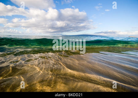 Eine kristallklare Welle bricht am Ufer am Oneloa Beach, Maui. Stockfoto