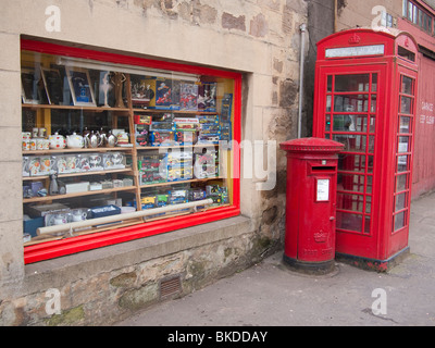 Rote Säule Box und Telefonzelle außerhalb ein Postamt, UK Stockfoto