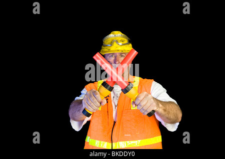 Ein Bauarbeiter verwendet Taschenlampe Signalgeber, Aktivität zu kommunizieren. Stockfoto