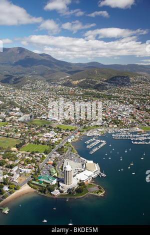 Wrest Point Casino und Hotel, Royal Yacht Club von Tasmanien, und Mt Wellington, Hobart, Tasmanien, Australien - Antenne Stockfoto