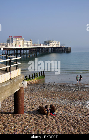 Worthing Pier bei Sonnenuntergang, Worthing, West Sussex, England, Vereinigtes Königreich Stockfoto