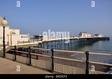 Worthing Pier bei Sonnenuntergang, Worthing, West Sussex, England, Vereinigtes Königreich Stockfoto