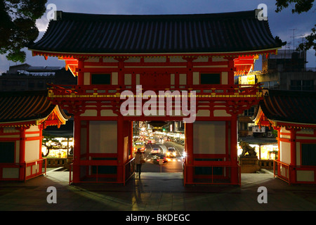 Nachtansicht der Hauptstraße von Kyoto Gion Bezirk durch die Eingangstore des Yasaka-Schrein Stockfoto