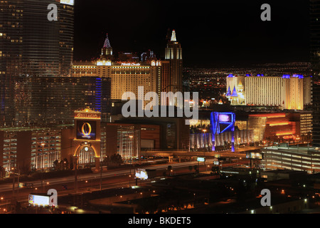 Las Vegas Strip und Autobahn bei Nacht. Blickte auf bunte Lichter auf Hotels und Casinos. Nevada Glücksspiel, Sin City. Stockfoto