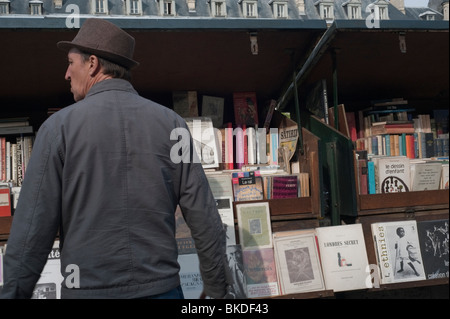 Alte Bücher zum Verkauf außerhalb des Bürgersteigs Market, Paris, Frankreich, seine Quay, die Bouquinistes von Paris, Antiquitätenverkäufer, gebrauchte Bücher frankreich Stockfoto