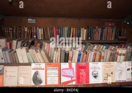 Old Books on Sale Outside Sidewalk Market, Paris, Frankreich, (seine River Quay,) Bouquinistes, Antiquitätenbuchverkäufer, Riverside Book Kiosks, gebrauchte Bücher frankreich, Literatur paris Stockfoto