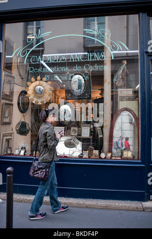 Bilderrahmenladen im Quartier Latin, 'Paris American Art', außerhalb der Storefront, asiatische Frau, die Fotos macht, altes französisches Ladengeschäft Stockfoto